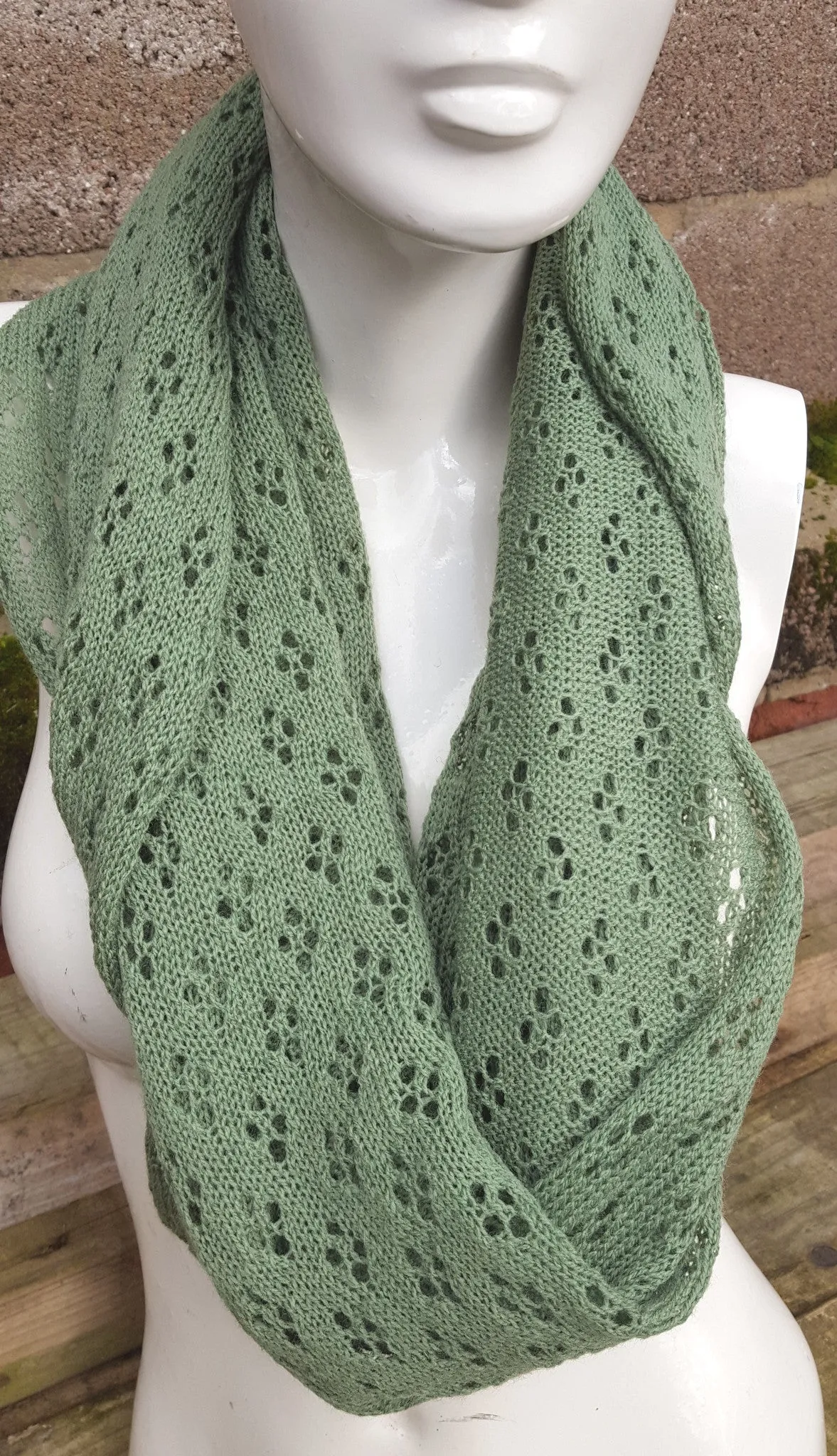 Lambswool  lace infinity scarf in lovat green